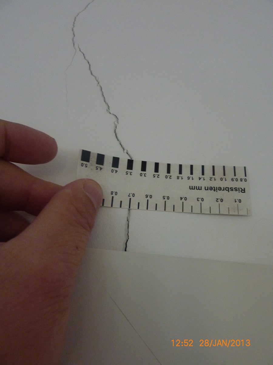 Rissbreite wird mit der Messkarte bestimmt